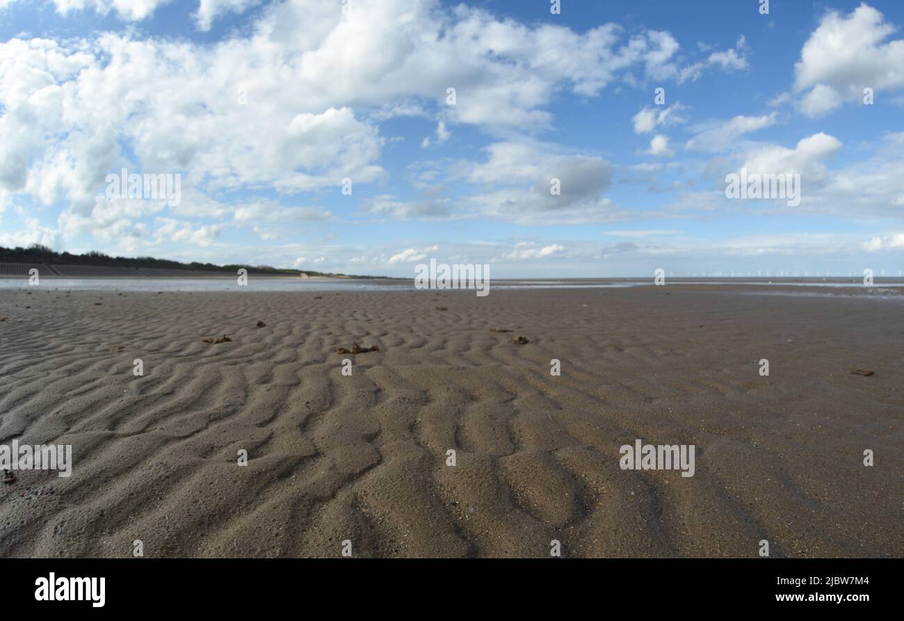 Skegness Beach, creste di sabbia, Tide out, Skegness, Lincolnshire, REGNO UNITO Foto Stock
