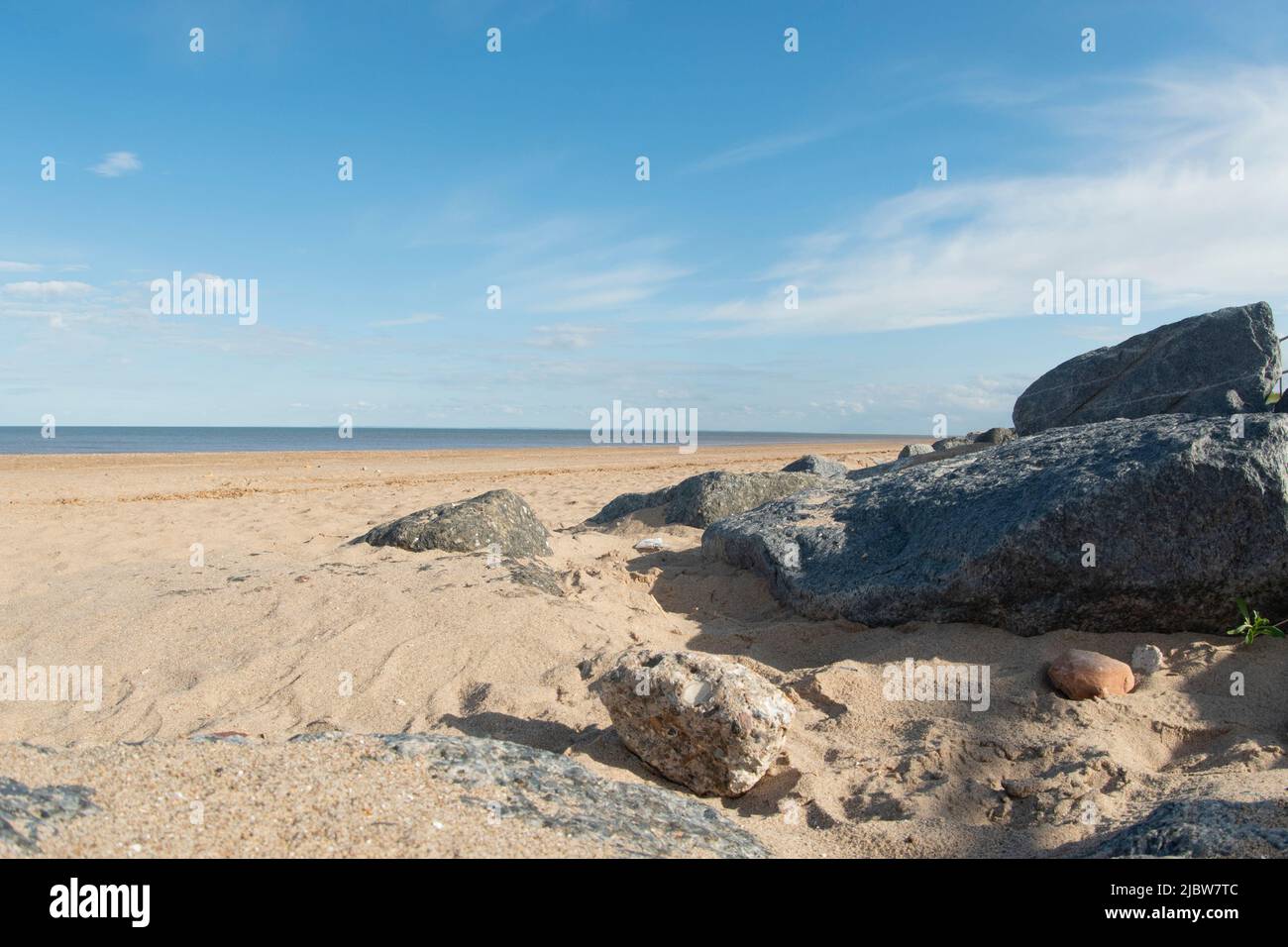Skegness Beach, Skegness, Lincolnshire, Regno Unito. Sabbie, pietre e cieli blu. Una Vacanza Inglese in estate. Foto Stock