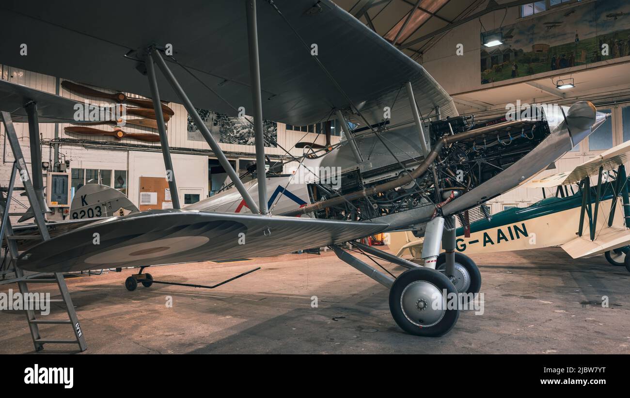 1937 Hawker Daemon (G-BTVE) in fase di manutenzione a Shuttleworth il 5th giugno 2022 Foto Stock