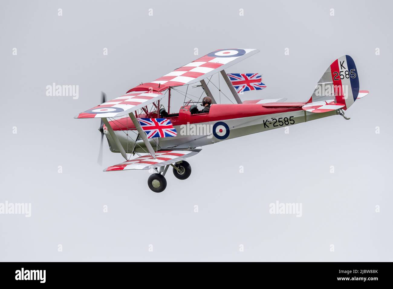 1931 DH82A Tiger Moth (K2585) vola a Shuttleworth con le bandiere Union Jack che celebrano il Giubileo del platino del Queens il 5th giugno 2022 Foto Stock