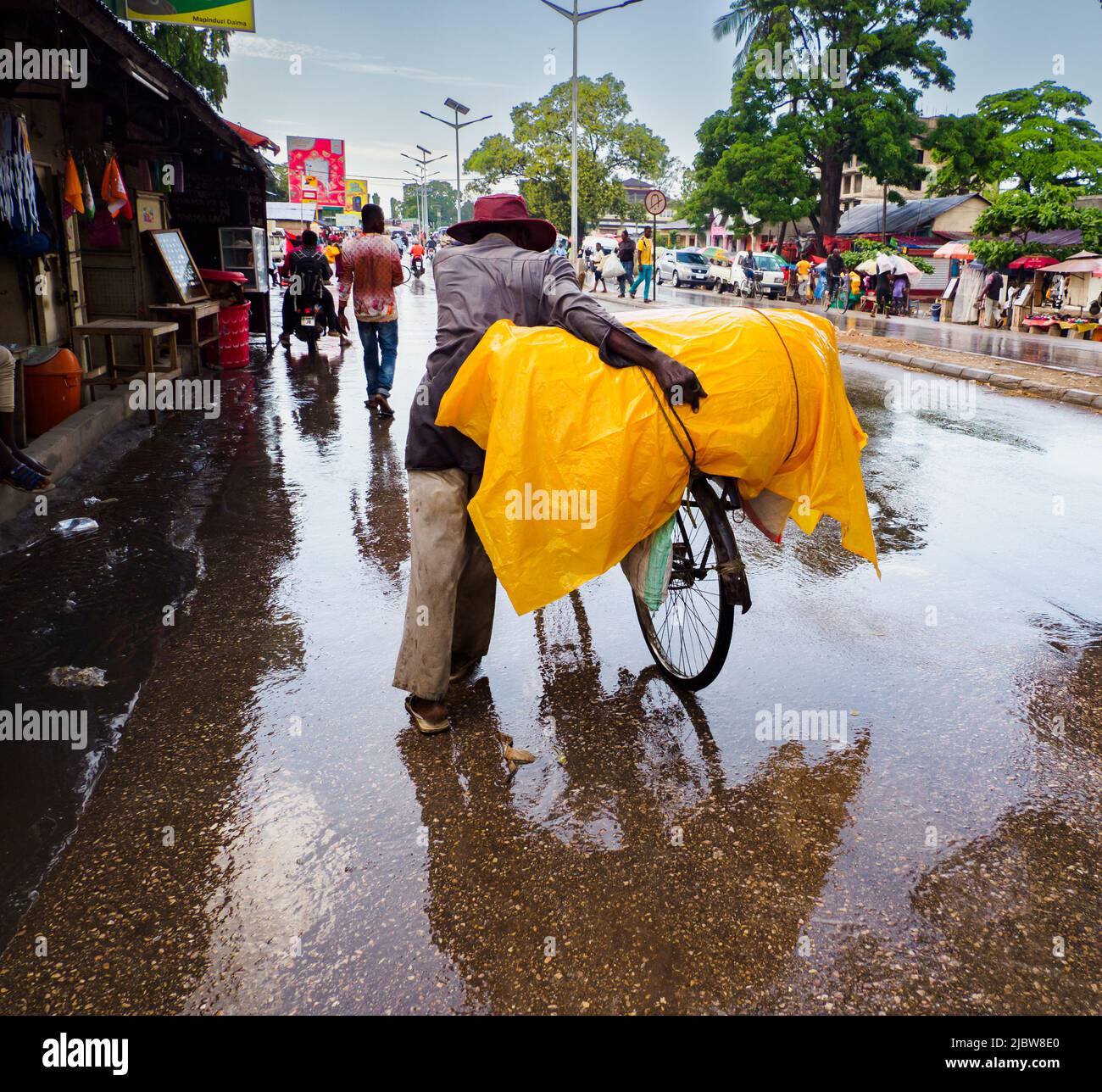 Zanzibar, Tanzania - Feb, 2021: La bicicletta è un mezzo di trasporto molto popolare in Africa, sia per il trasporto di persone e vari tipi di merci. Foto Stock