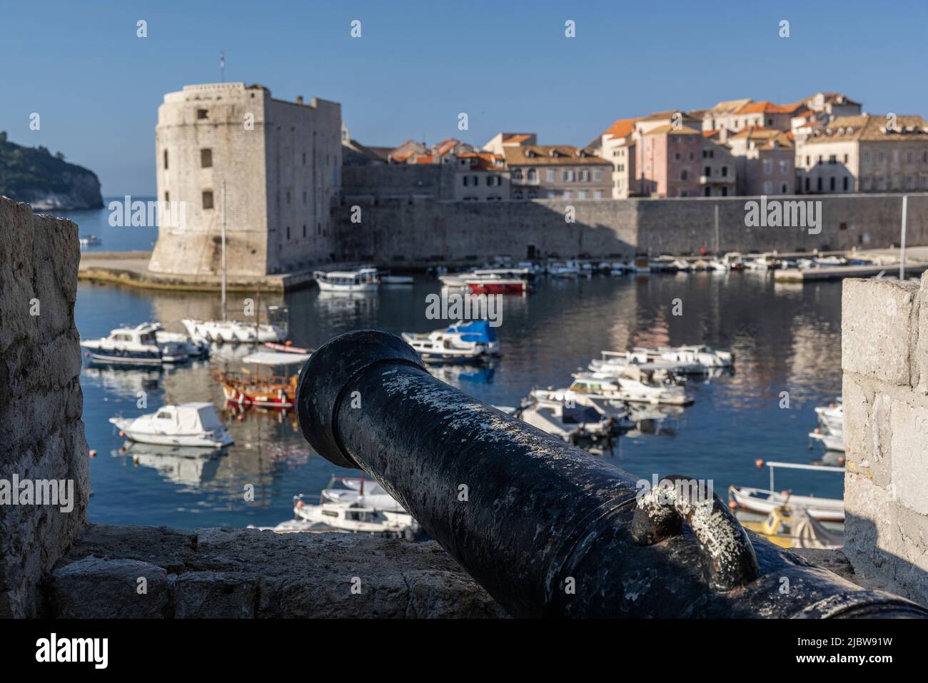 Cannon si affaccia sul porto di Dubrovnik Città Vecchia, Croazia Foto Stock