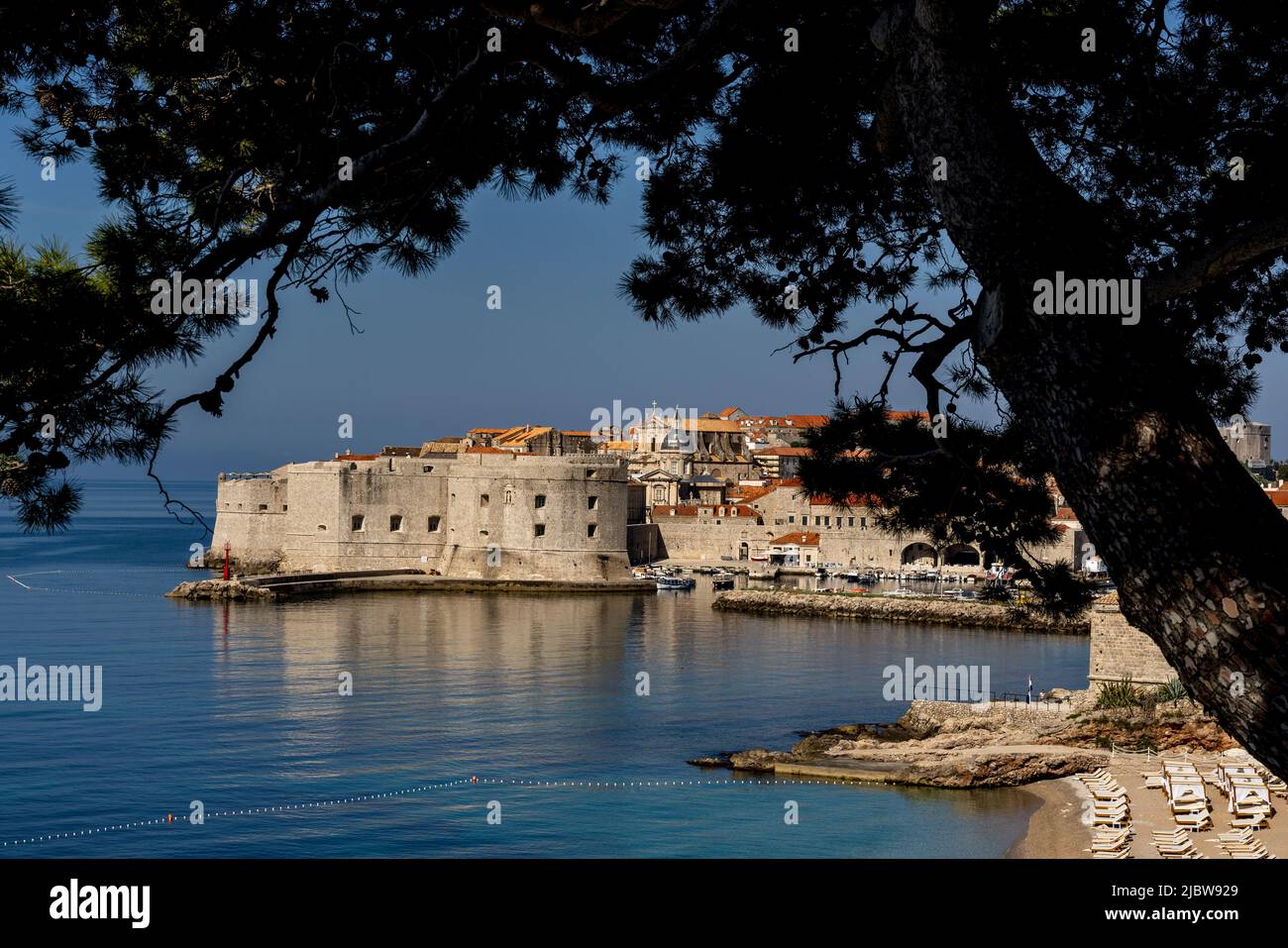 Vista delle mura della città e del porto della città vecchia di Dubrovnik dalla passeggiata di Ulica Frana Supila Foto Stock