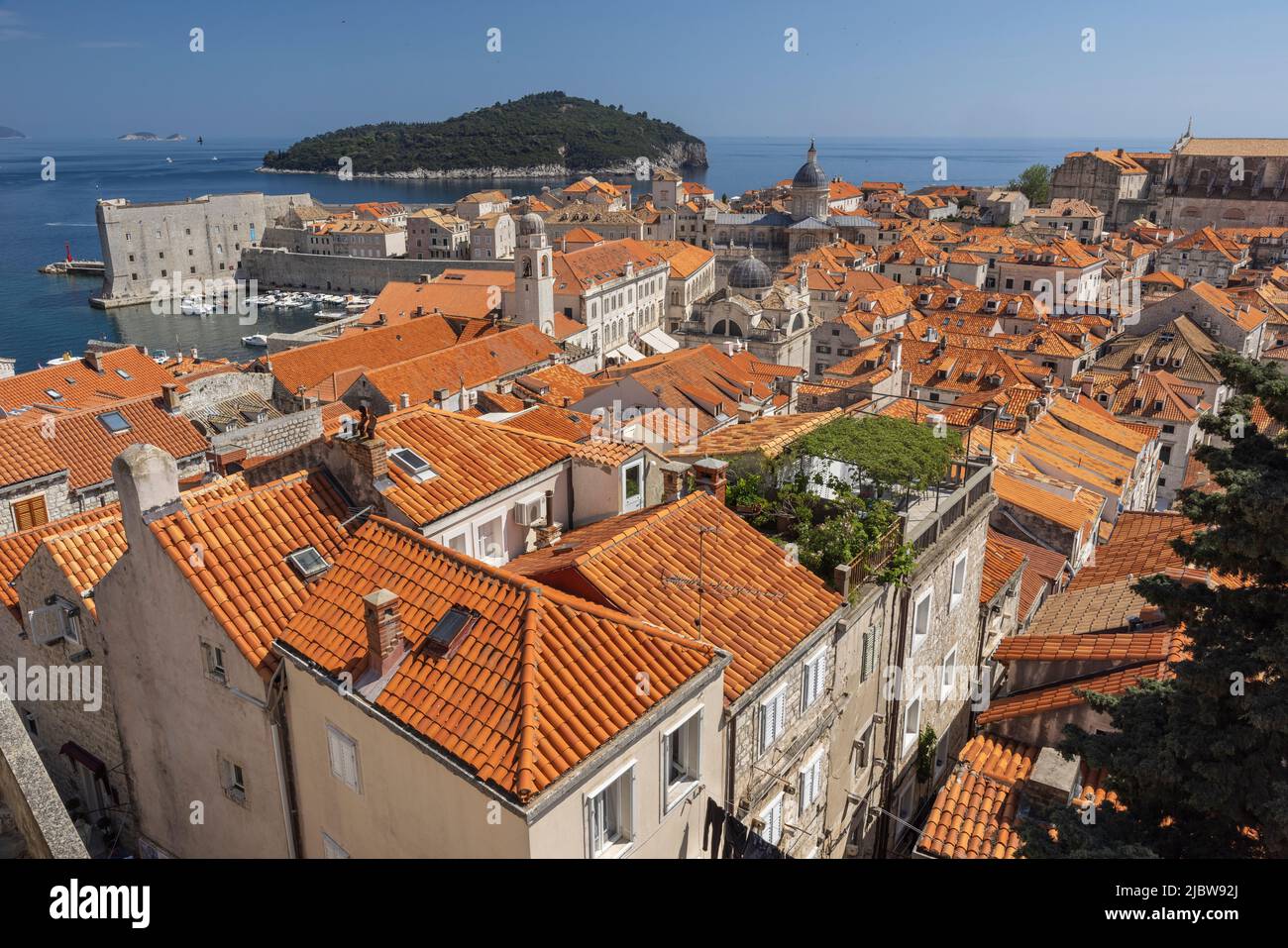 Tetti rossi di Dubrovnik visti dalle mura della città Foto Stock