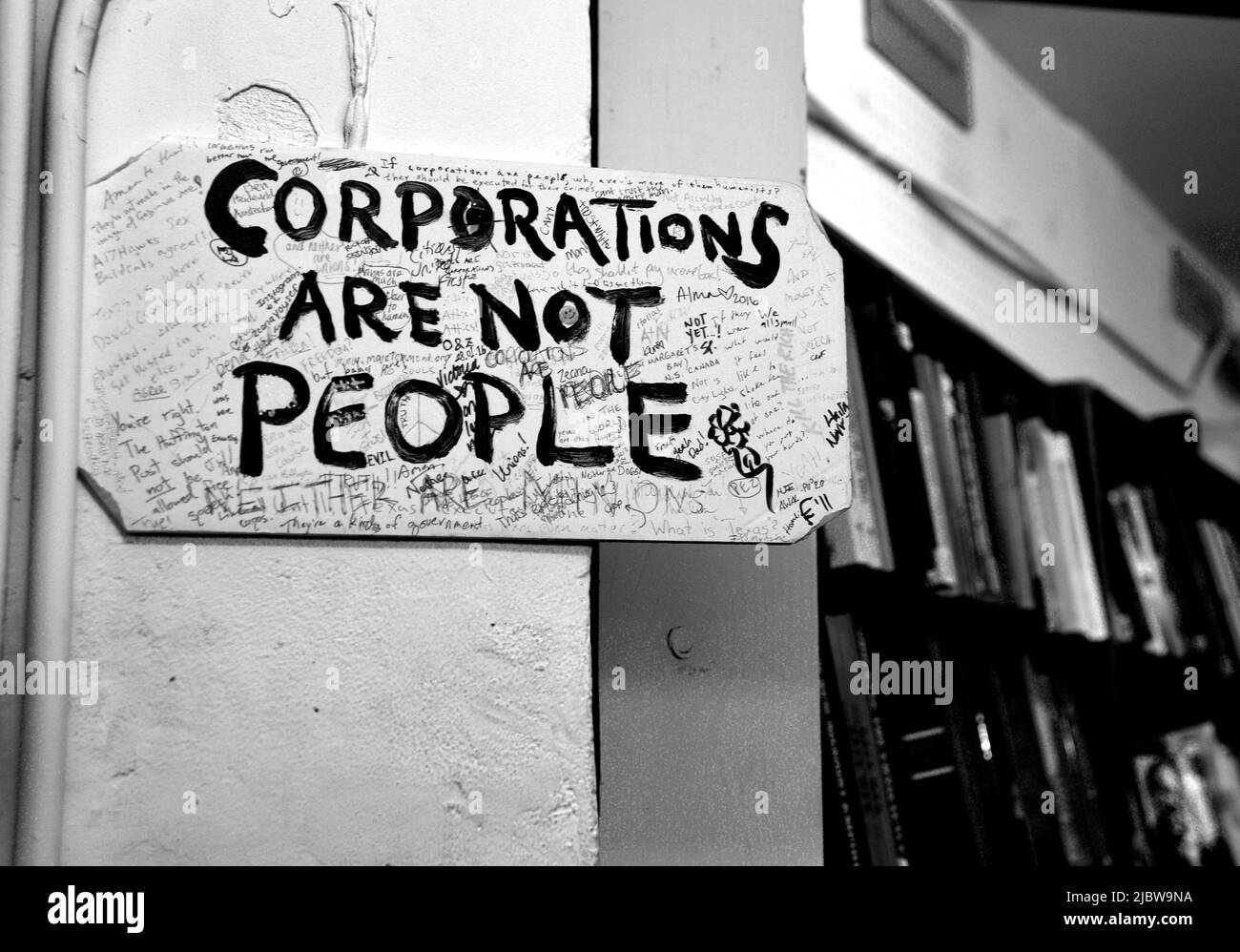 Un cartello fatto a mano presso la storica libreria City Lights Booksellers a San Francisco, California, che esprime opposizione a una decisione della Corte Suprema degli Stati Uniti Foto Stock