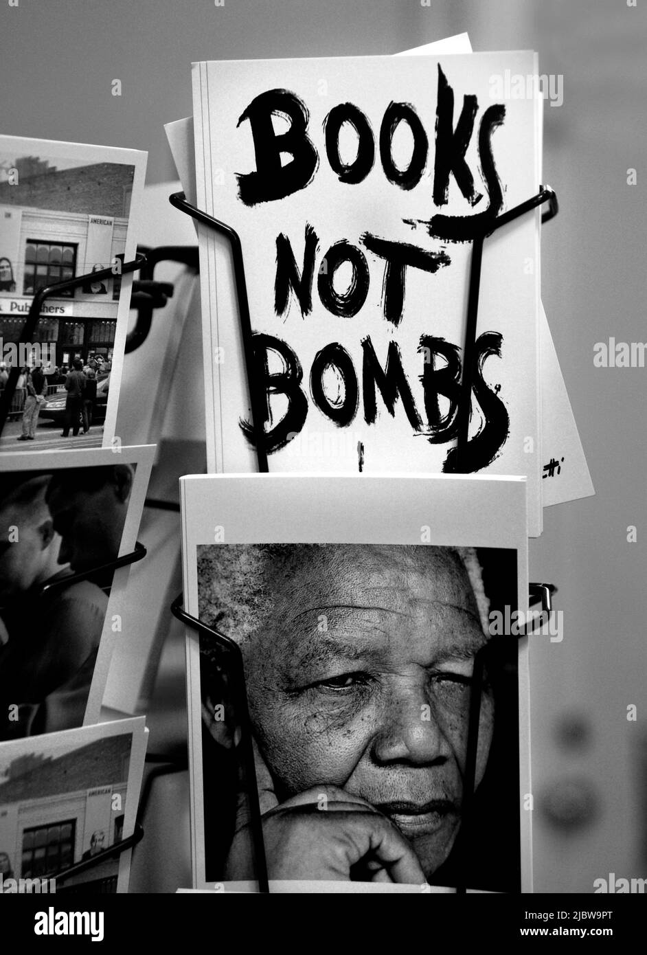 Cartoline e libri in vendita presso la storica libreria indipendente, City Lights Booksellers, a San Francisco, California. Foto Stock