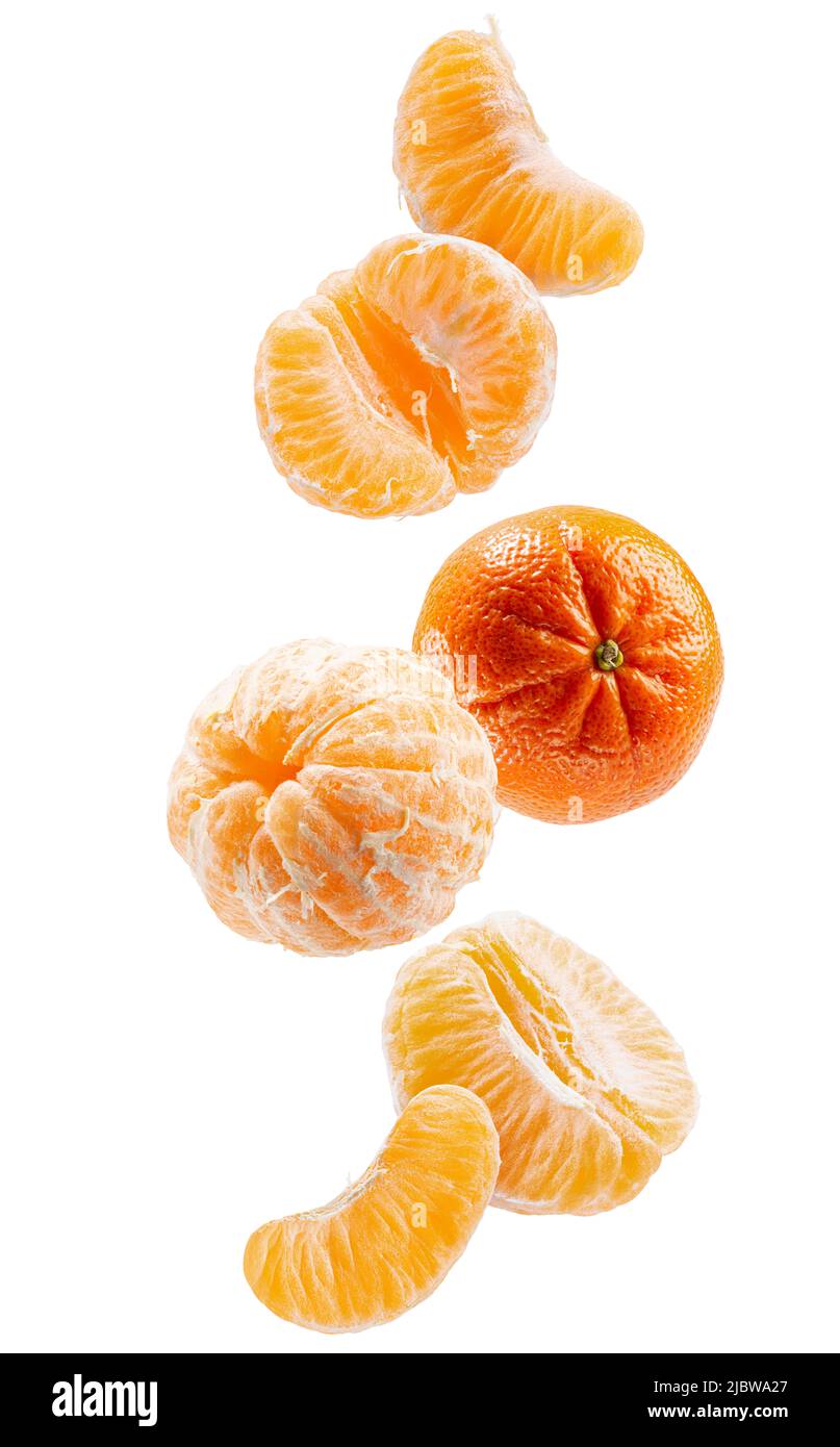 tangerini cadenti con percorso di taglio isolato su sfondo bianco. Foto Stock