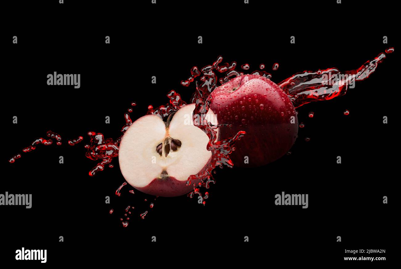 le mele rosse nel succo spruzzano su sfondo nero con percorso di taglio. Foto Stock