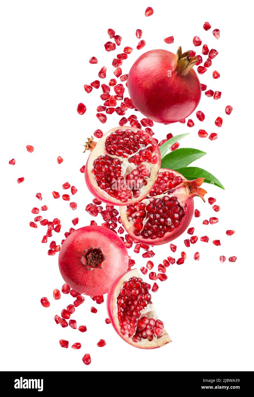 melagrane cadenti con foglie isolate su sfondo bianco con percorso di taglio. Foto Stock