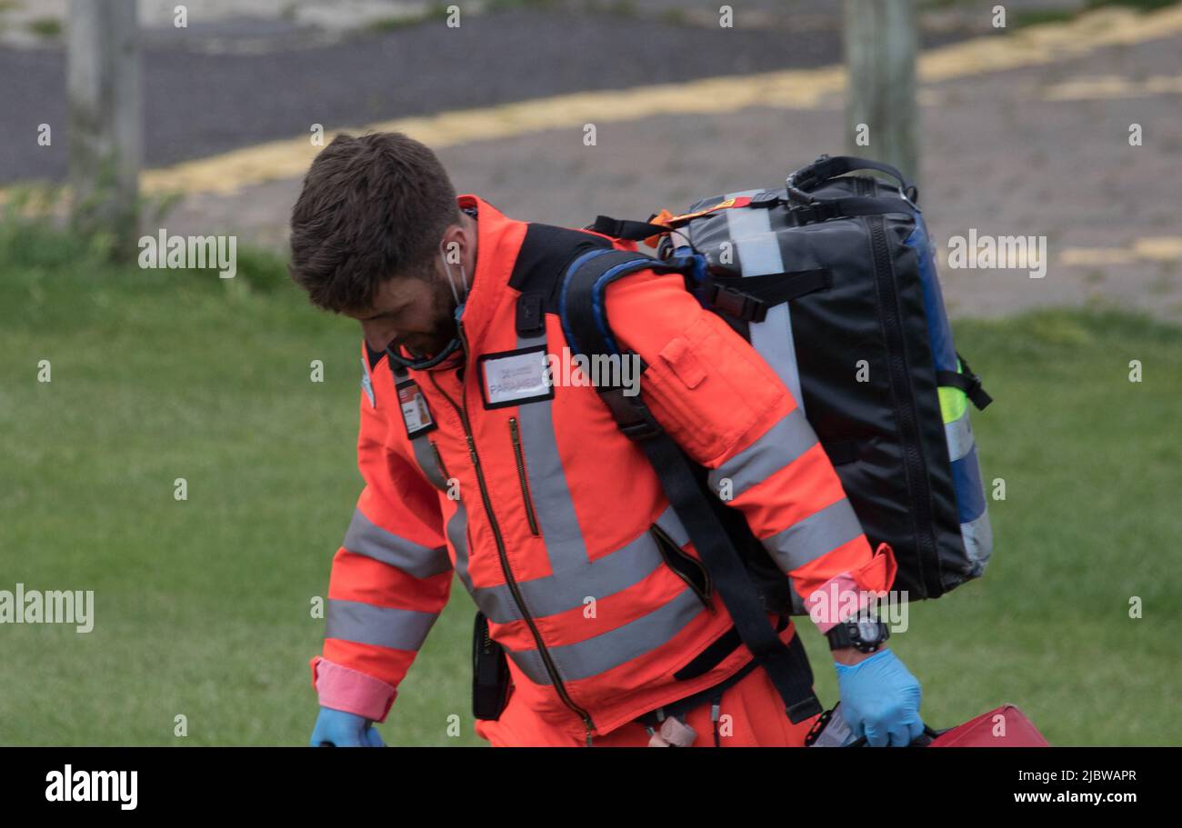 Eastbourne, East Sussex, Regno Unito. 8th giugno 2022. L'ambulanza Sussex e Kent Air assistita da squadre di terra assiste la torre dei desideri, prati occidentali, dopo che tre persone sono state recuperate dal mare questo pomeriggio. Tutti e tre sono stati trasportati in ospedale, due all'ospedale di Hasting Conquest in una condizione meno seria e uno descritto come serio dall'ambulanza aerea al centro traumatologico principale, l'ospedale del Kings College di Londra. Credit: Newspics UK South/Alamy Live News Foto Stock