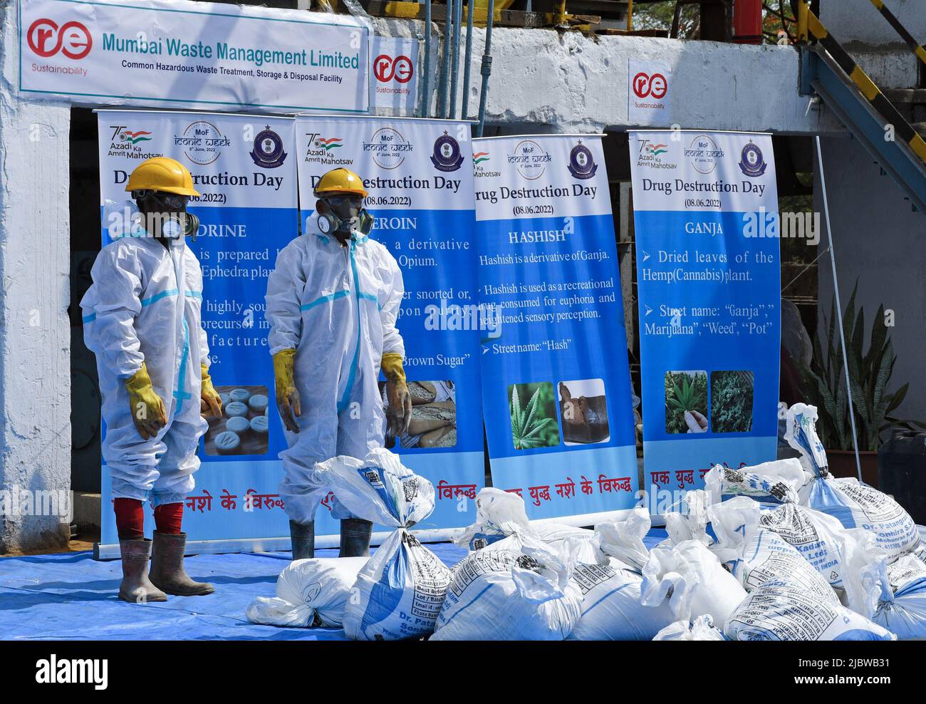 Mumbai, Maharashtra, India. 8th giugno 2022. I lavoratori che indossano dispositivi di protezione individuale (PPE) sono visti in piedi vicino a sostanze stupefacenti tenute all'interno di sacche da sparo per la distruzione presso Mumbai Waste Management Limited a navi Mumbai. Secondo un comunicato stampa, il Dipartimento doganale ha organizzato una "Giornata della distruzione dei tappeti" in 14 località in tutta l'India, dove ha distrutto 42 tonnellate di farmaci e sostanze psicotrope nell'ambito dell'iconica settimana del Ministero delle Finanze "Azadi ka Amrit Mahotsav". (Credit Image: © Ashish Vaishnav/SOPA Images via ZUMA Press Wire) Foto Stock