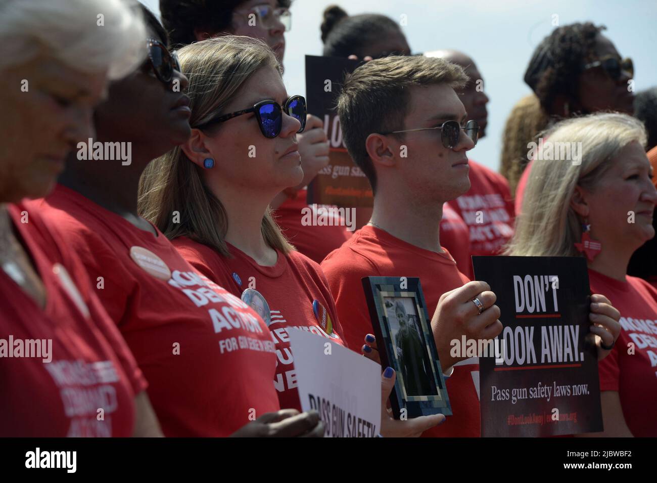 Washington, Stati Uniti. 08th giugno 2022. I partecipanti guardano sopra durante un raduno con Everytown per la sicurezza di Gun, l'azione di domanda di Moms e gli allievi richiedono l'azione, i membri del congresso, i superstiti della violenza delle armi e le organizzazioni ed i supporters di prevenzione della violenza delle armi abbracciano fuori del Campidoglio degli Stati Uniti a Washington, DC mercoledì 8 giugno 2022. Foto di Bonnie Cash/UPI Credit: UPI/Alamy Live News Foto Stock