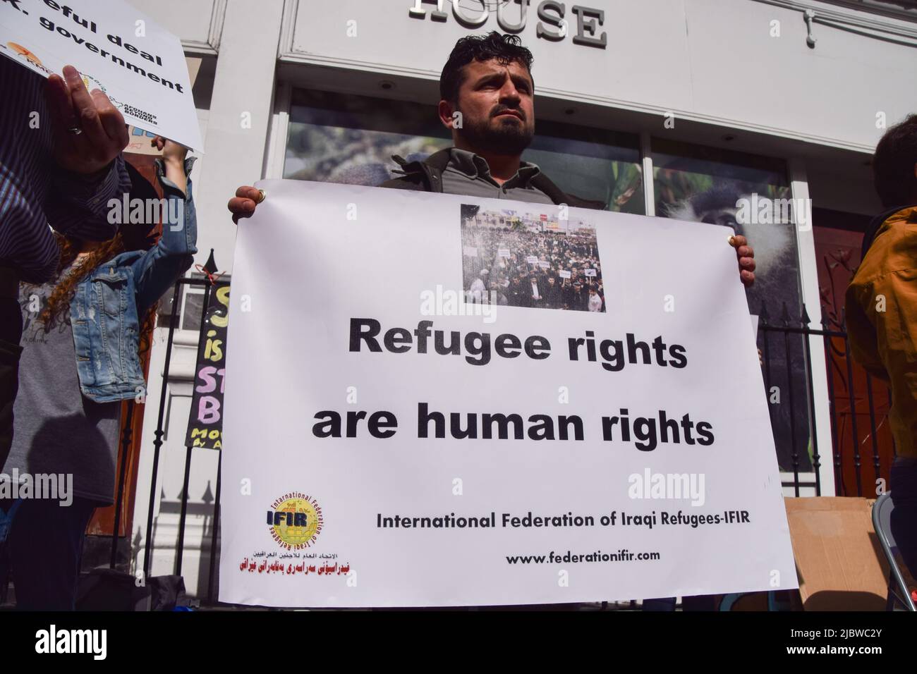 Londra, Inghilterra, Regno Unito. 8th giugno 2022. Un manifestante ha un segno che recita: "I diritti dei rifugiati sono diritti umani”. I manifestanti si sono riuniti al di fuori dell'alta Commissione del Ruanda a Londra per protestare contro l'accordo del governo britannico con il Ruanda per inviare rifugiati nel paese. (Credit Image: © Vuk Valcic/ZUMA Press Wire) Foto Stock