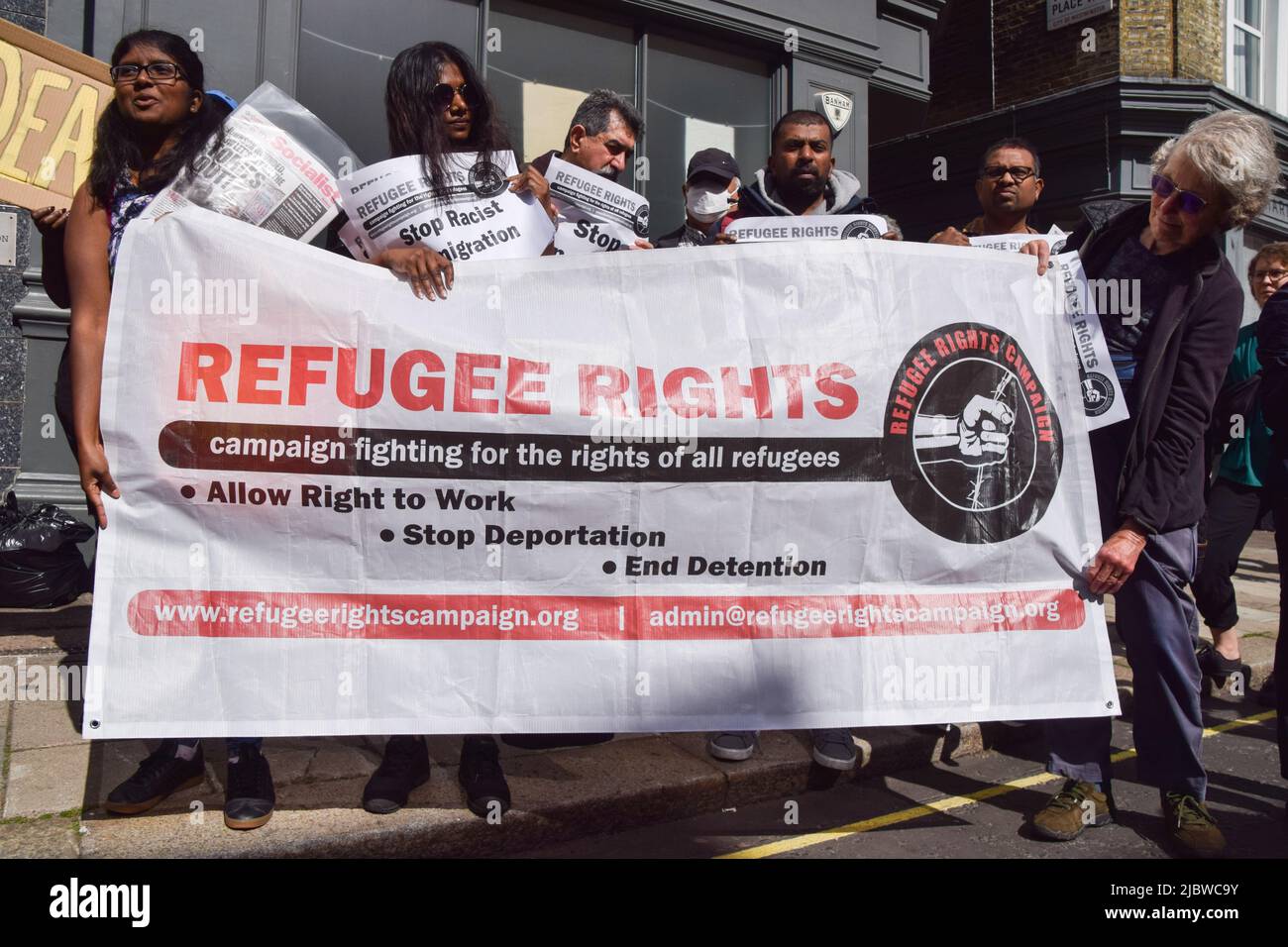 Londra, Inghilterra, Regno Unito. 8th giugno 2022. I manifestanti hanno una bandiera "diritti dei rifugiati". I manifestanti si sono riuniti al di fuori dell'alta Commissione del Ruanda a Londra per protestare contro l'accordo del governo britannico con il Ruanda per inviare rifugiati nel paese. (Credit Image: © Vuk Valcic/ZUMA Press Wire) Foto Stock