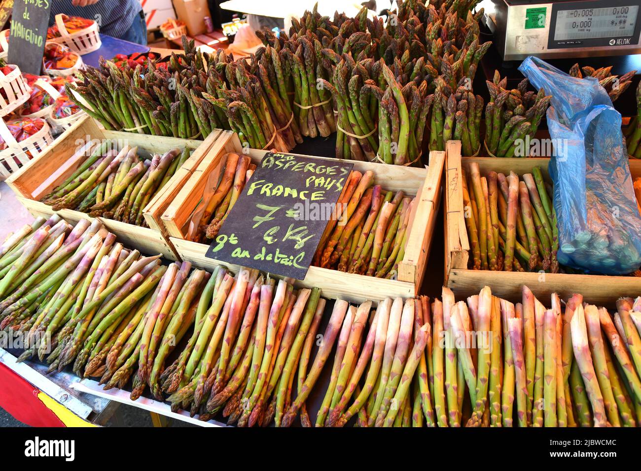 Asparagi freschi in vendita sul mercato francese. Asperges Foto Stock