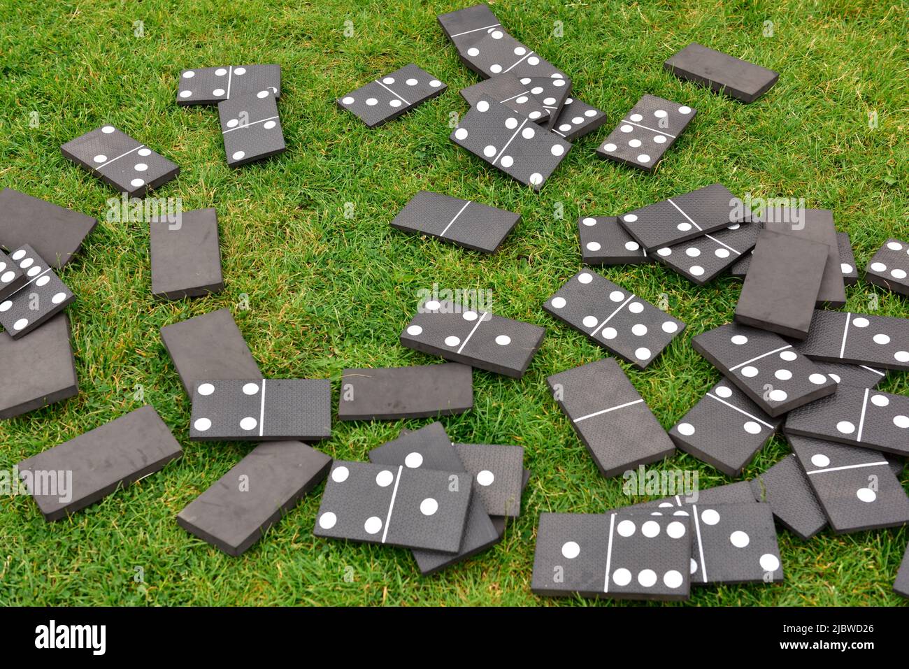 Domino giganti pezzi isolati su prato verde Foto Stock