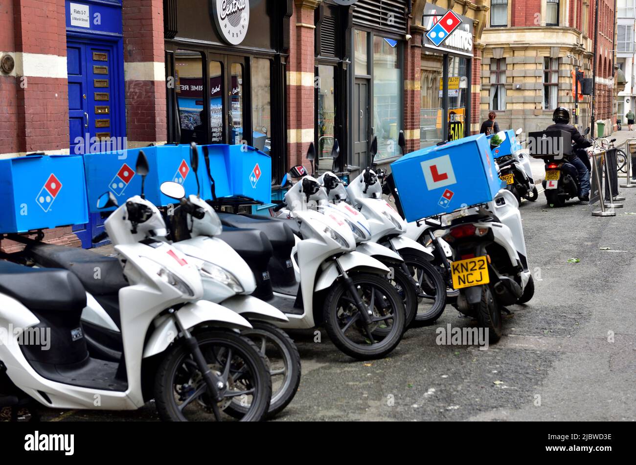 File di scooter di consegna "L plated" per il ristorante Domino Pizza, Bristol, Regno Unito Foto Stock