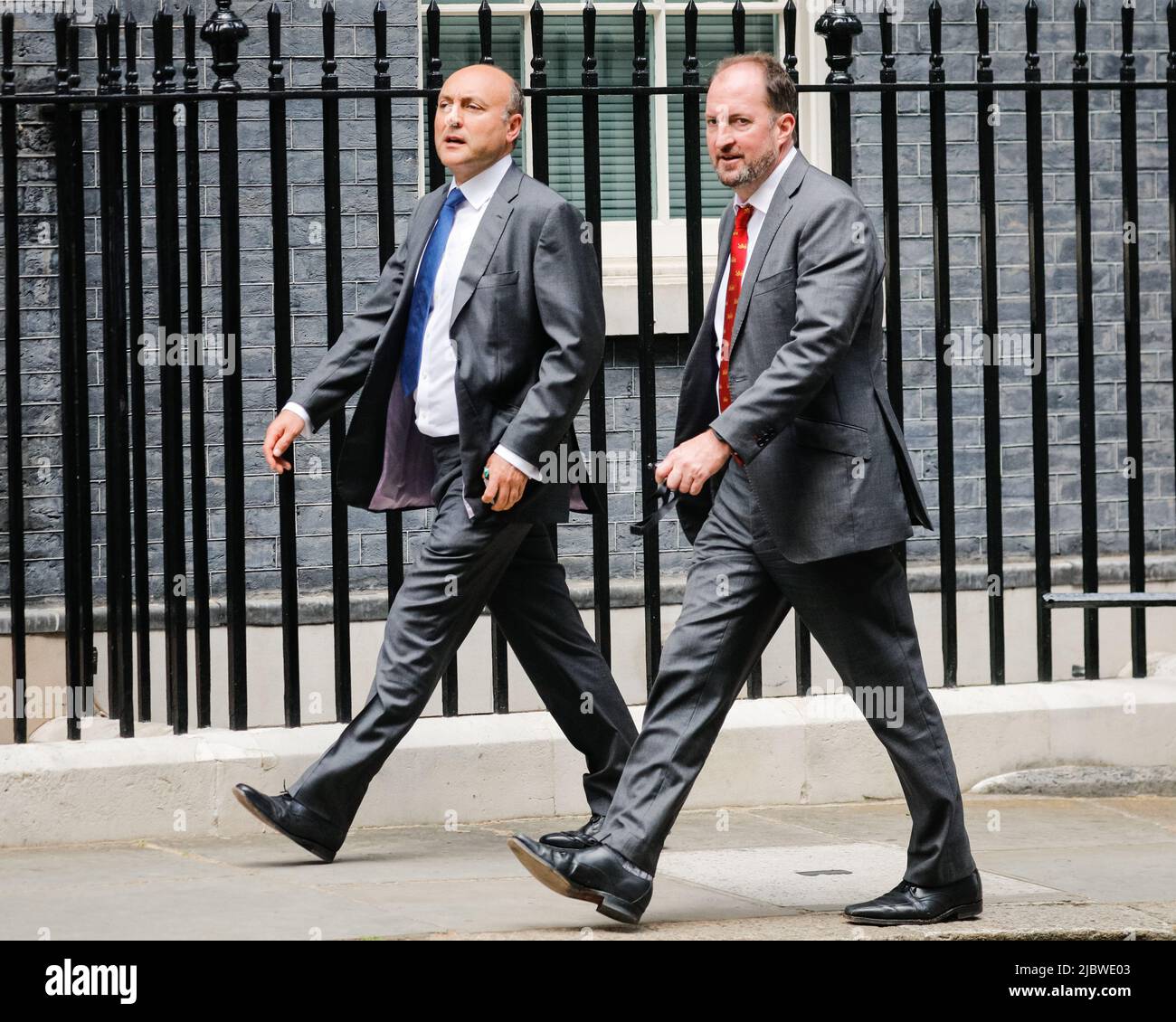 Downing Street, Londra, Regno Unito. 08th giugno 2022. Andrew Griffith, Policy Chief, e Guto Harri, Downing Street Director of Communications, a Downing Street questo pomeriggio. Credit: Imagplotter/Alamy Live News Foto Stock