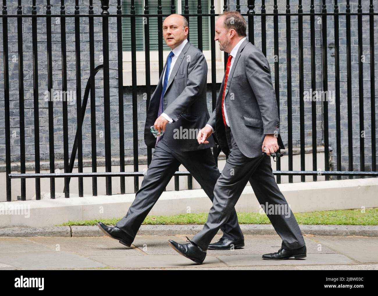 Downing Street, Londra, Regno Unito. 08th giugno 2022. Andrew Griffith, Policy Chief, e Guto Harri, Downing Street Director of Communications, a Downing Street questo pomeriggio. Credit: Imagplotter/Alamy Live News Foto Stock