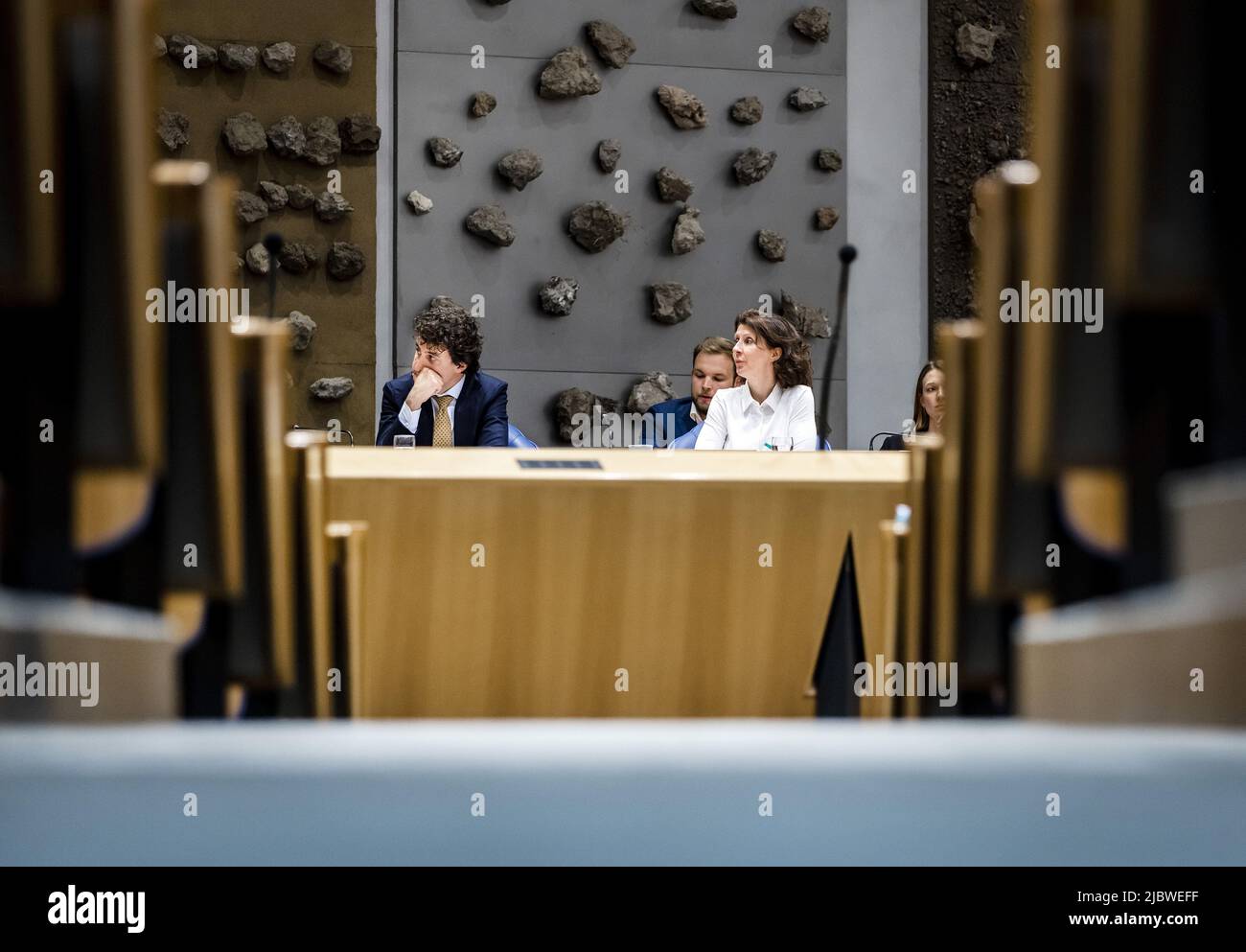 2022-06-08 18:51:09 L'AIA - Jesse Klaver (GroenLinks) ed Esther Ouwehand (PvdD) nella Camera dei rappresentanti durante la discussione della loro proposta di modifica legislativa. Ciò riguarda la modifica della legge sulla gestione ambientale e della legge sui reati economici in relazione all'introduzione di un divieto di utilizzo dei fuochi d'artificio per i consumatori. ANP REMKO DE WAAL Paesi bassi out - belgio out Foto Stock