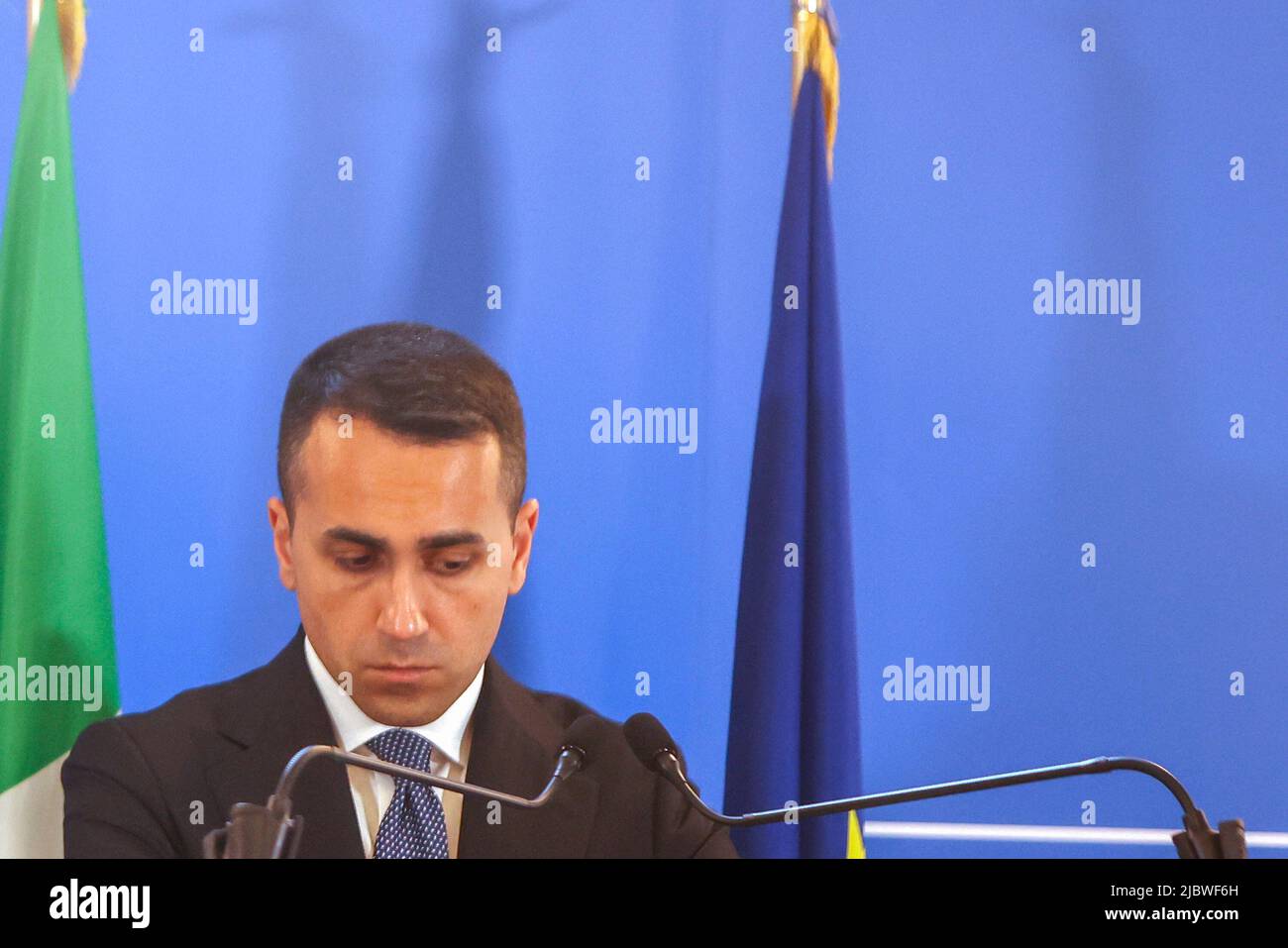 Roma, Italia. 8th giugno 2022. Il Ministro degli Esteri italiano Luigi di Maio incontra la stampa al termine del dialogo ministeriale mediterraneo sulla crisi alimentare presso la sede della Farnesina credito: Riccardo De Luca - Update Images/Alamy Live News Foto Stock