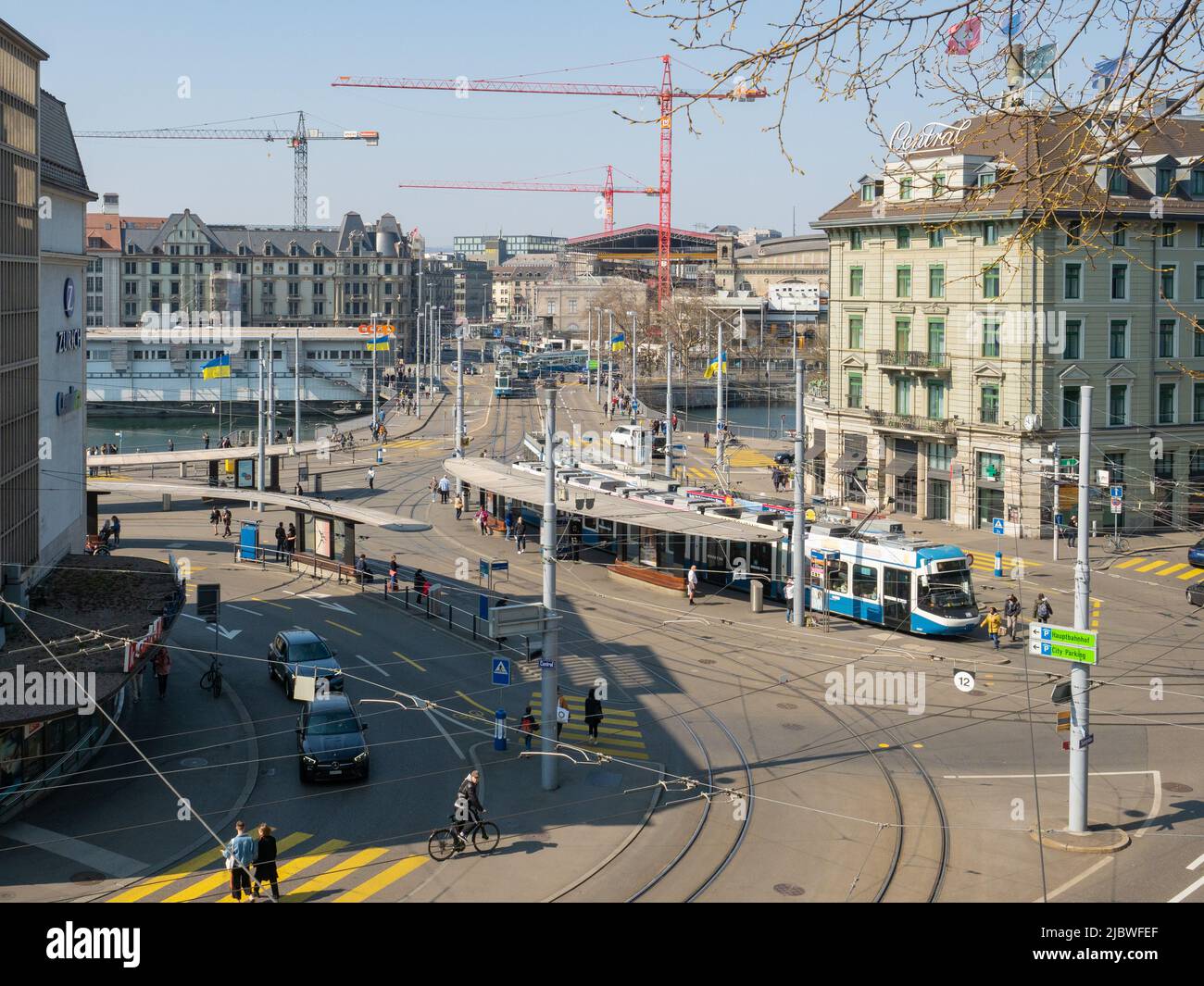 Zurigo, Svizzera - Marzo 26th 2022: Vista su Central, una piazza principale nel centro storico, e l'importante fermata del tram. Foto Stock