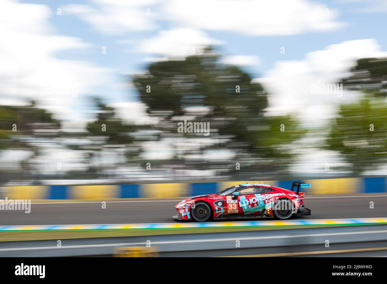 Le Mans, Francia, 08/06/2022, 33 KEATING ben (usa), CHAVES Henrique (prt), SORENSEN Marco (dnk), TF Sport, Aston Martin Vantage AMR, azione durante le prove libere e le sessioni di qualifica della 2022 24 ore di le Mans, 3rd round del Campionato Mondiale di Endurance FIA 2022, Sul circuito de la Sarthe, dal 8 al 12 giugno 2022 a le Mans, Francia - Foto Jan Patrick Wagner / DPPI Foto Stock