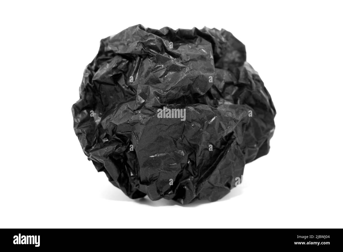 Carta. Una palla di carta nera sgualcita su sfondo bianco Foto Stock