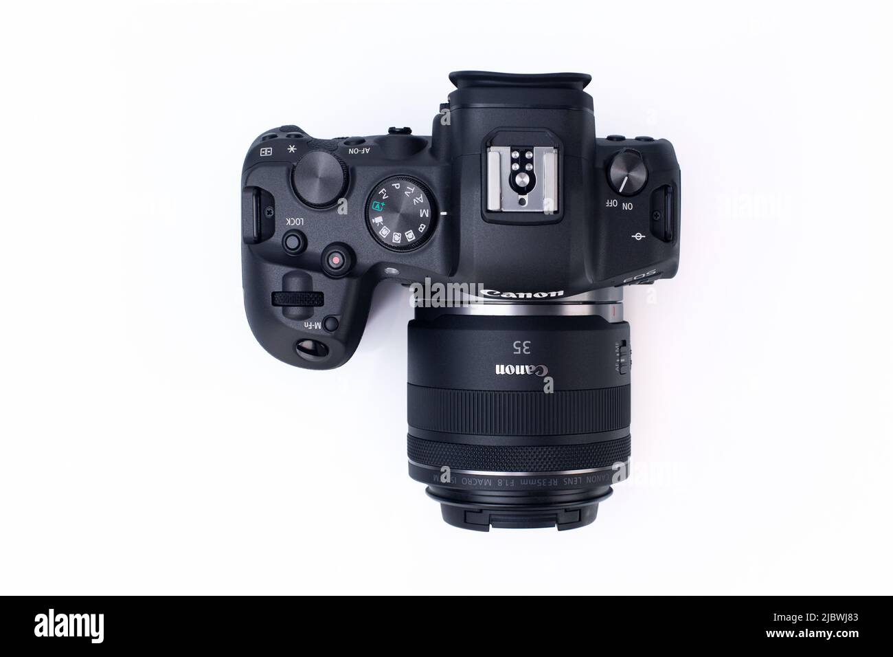 Galati, Romania - 12 ottobre 2021: Canon R6 fotocamera full frame senza specchi su sfondo bianco. Foto Stock