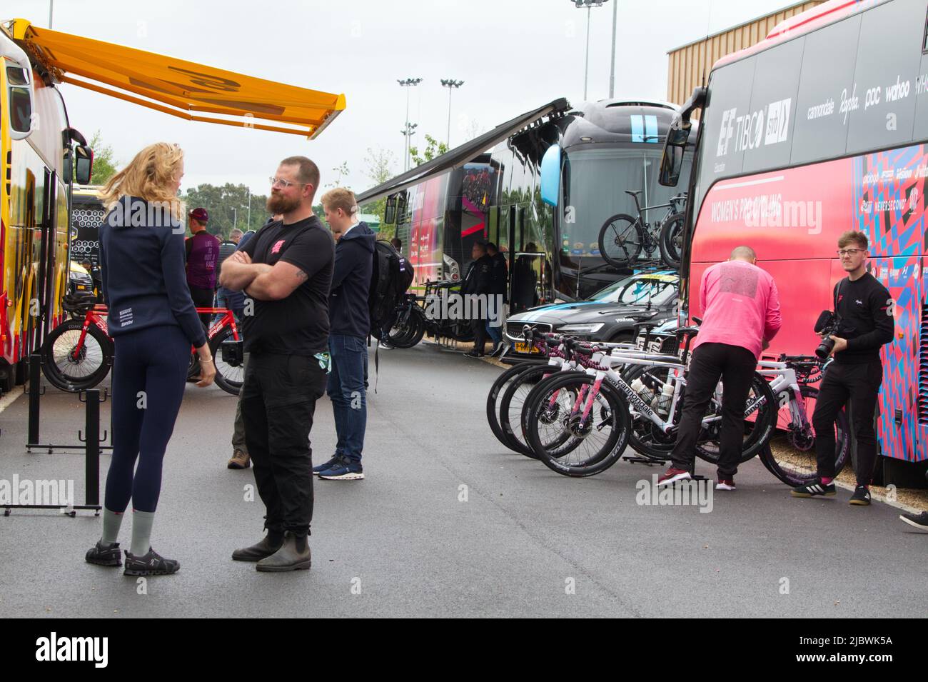 Parcheggio al Northern Gateway Sports Park di Colchester prima dell'inizio della tappa uno del Women's Cycling Tour of Britain 2022 Foto Stock