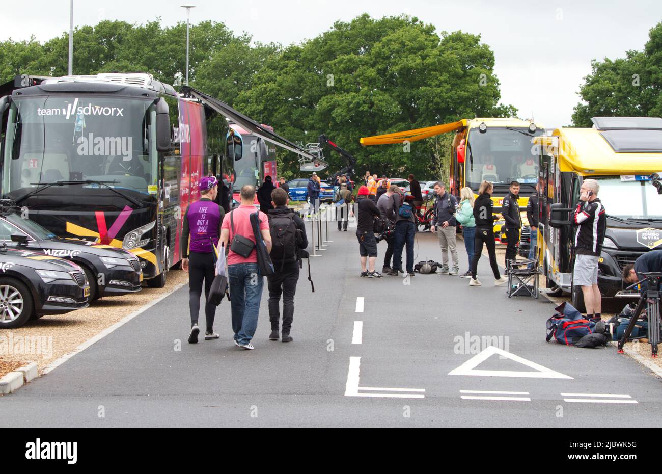 Parcheggio al Northern Gateway Sports Park di Colchester prima dell'inizio della tappa uno del Women's Cycling Tour of Britain 2022 Foto Stock