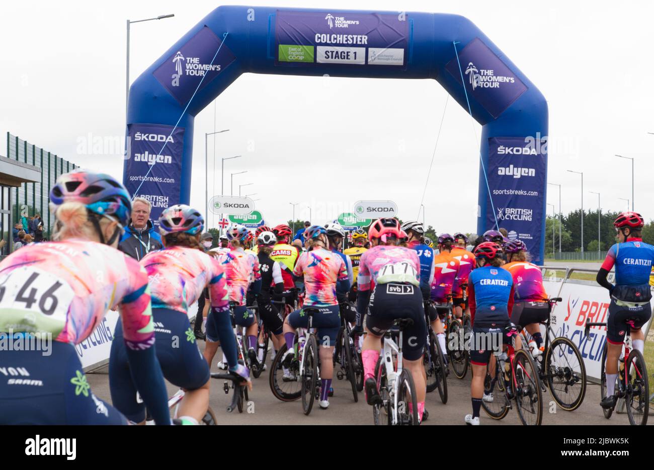 I piloti in partenza al Northern Gateway Sports Park di Colchester sono pronti per l'inizio del Women's Cycling Tour of Britain 2022. Foto Stock