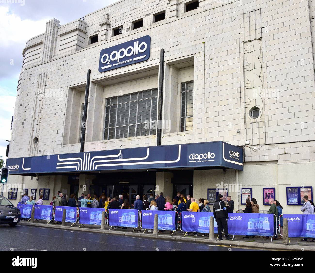 Manchester, Regno Unito. 8th giugno 2022. Gli appassionati di musica o i membri del pubblico si accingano a vedere Laura Pergolizzi, la cantante e cantautore americano, conosciuta professionalmente come LP, al di fuori della sala di musica Apollo del O2, Ardwick, Manchester, Inghilterra, Regno Unito, Isole britanniche. LP sta girando il suo sesto album, Chiese. La facciata dell'edificio ha una facciata in terracotta bianca smaltata e può ospitare fino a 2.693 persone. Credit: Terry Waller/Alamy Live News Foto Stock
