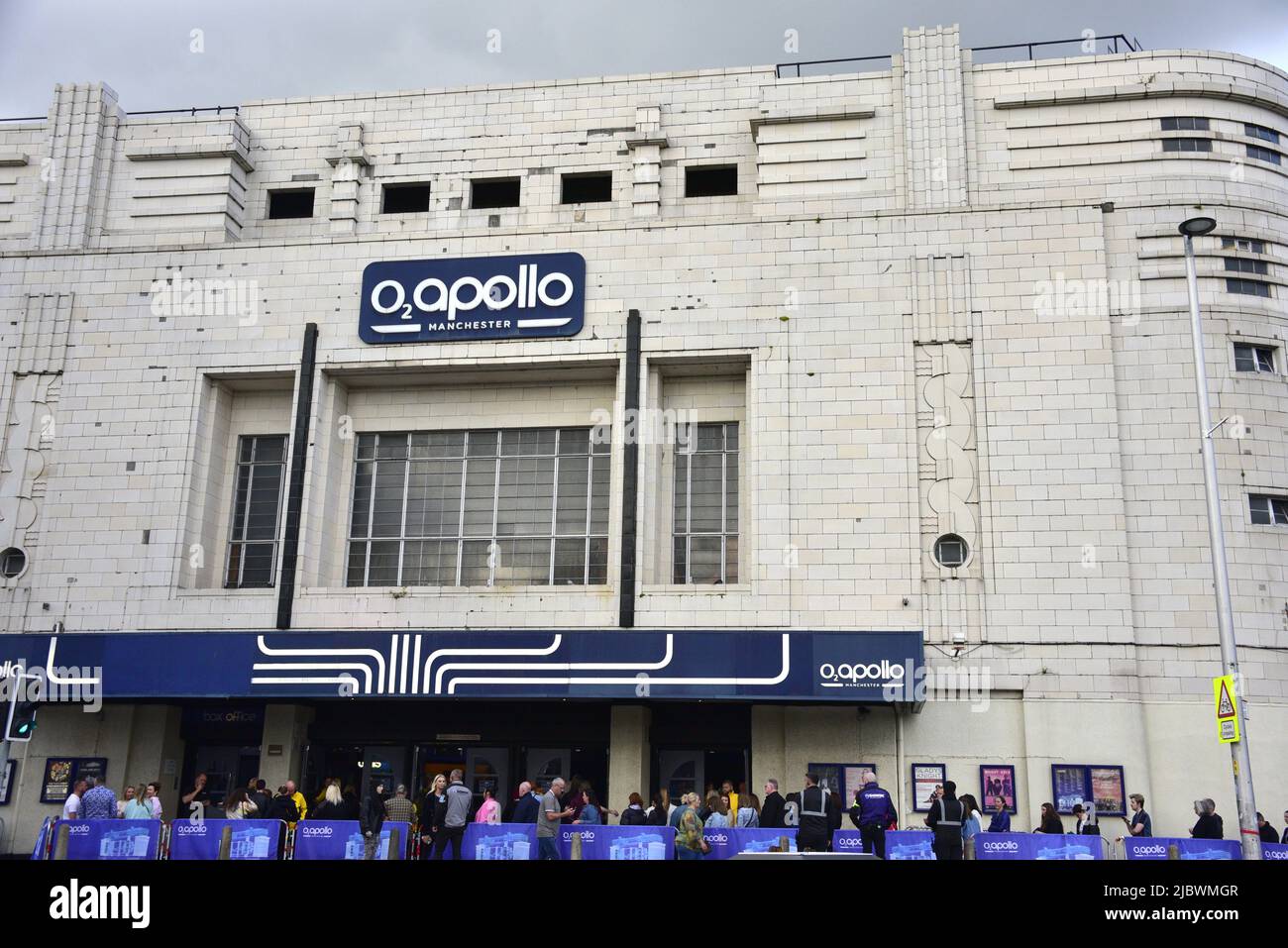 Manchester, Regno Unito. 8th giugno 2022. Gli appassionati di musica o i membri del pubblico si accingano a vedere Laura Pergolizzi, la cantante e cantautore americano, conosciuta professionalmente come LP, al di fuori della sala di musica Apollo del O2, Ardwick, Manchester, Inghilterra, Regno Unito, Isole britanniche. LP sta girando il suo sesto album, Chiese. La facciata dell'edificio ha una facciata in terracotta bianca smaltata e può ospitare fino a 2.693 persone. Credit: Terry Waller/Alamy Live News Foto Stock