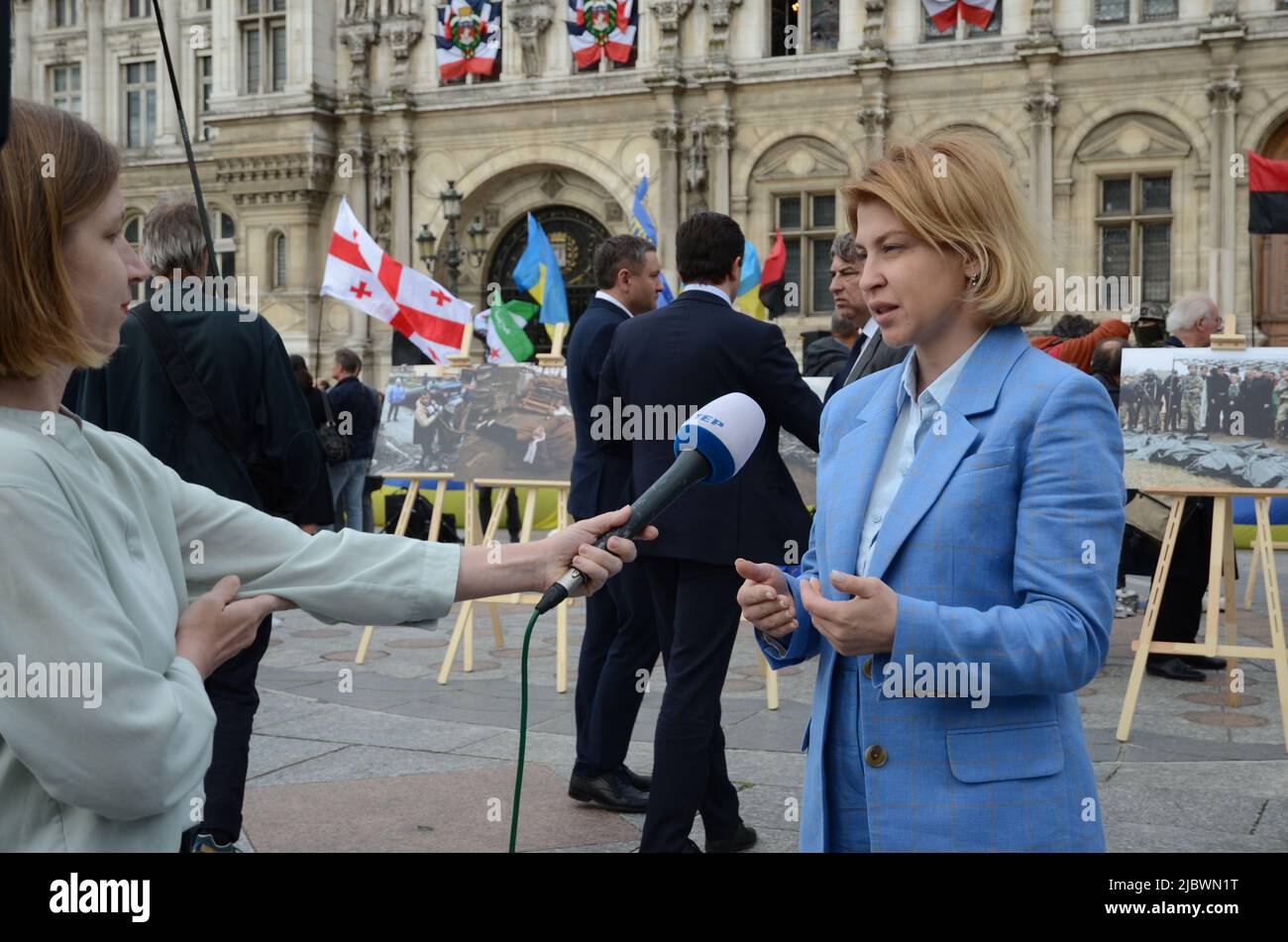 Il vice primo ministro Olha Stefanishyna appare con l'ambasciatore ucraino in un raduno a sostegno degli ucraini di fronte al municipio di Parigi Foto Stock