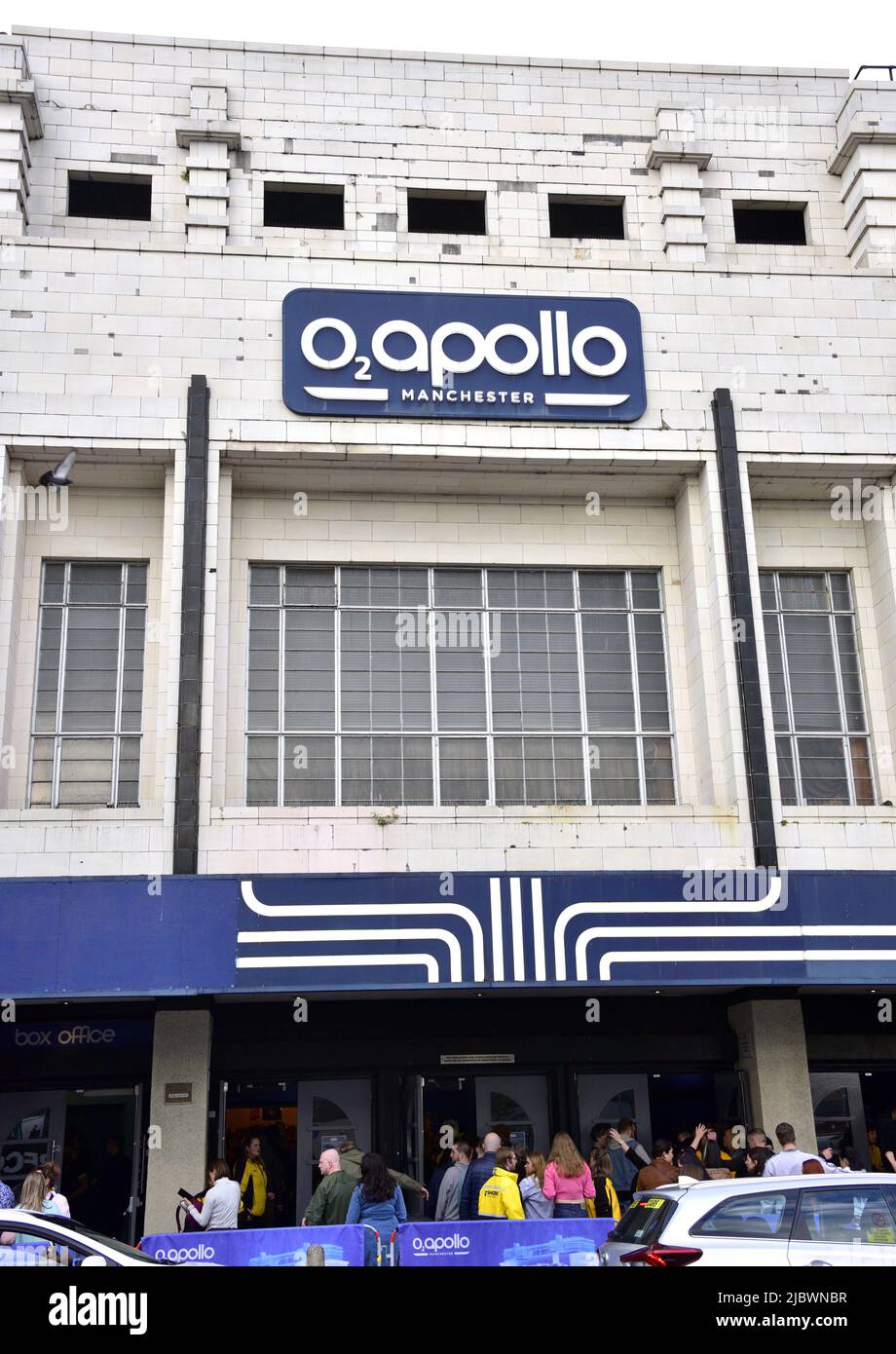 Manchester, Regno Unito. 8th giugno 2022. Gli appassionati di musica o i membri del pubblico si accingano a vedere Laura Pergolizzi, la cantante e cantautore americano, conosciuta professionalmente come LP, al di fuori della sala di musica Apollo del O2, Ardwick, Manchester, Inghilterra, Regno Unito, Isole britanniche. LP sta girando il suo sesto album, Chiese. La facciata dell'edificio ha una facciata in terracotta bianca smaltata e può ospitare fino a 2.693 persone. Credit: Terry Waller/Alamy Live News Foto Stock