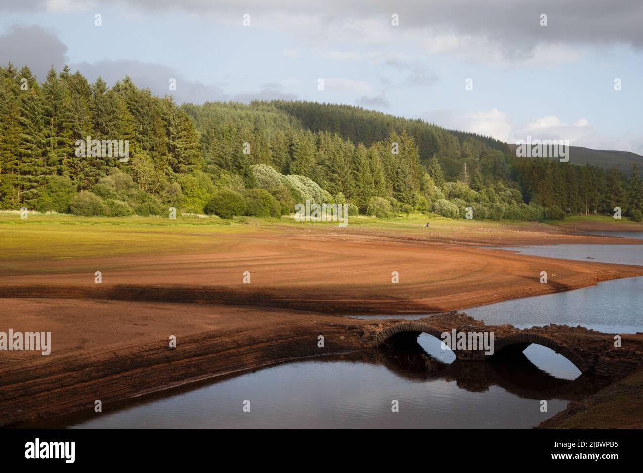 Llwyn Onn Reservoir, Galles del Sud. REGNO UNITO. 8 giugno 2022. Tempo nel Regno Unito: Livelli dell'acqua inferiori al normale questo pomeriggio, con parti del serbatoio che si asciugano. È stato scoperto un vecchio ponte, in uso prima della costruzione del serbatoio, Pont Yr DAF. Credit: Andrew Bartlett/Alamy Live News. Foto Stock