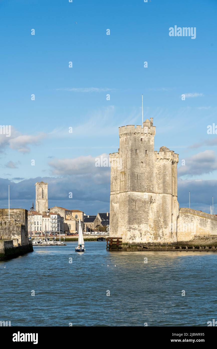 Antico porto di la Rochelle, Nouvelle Aquitaine, Francia. Giorno di sole Foto Stock