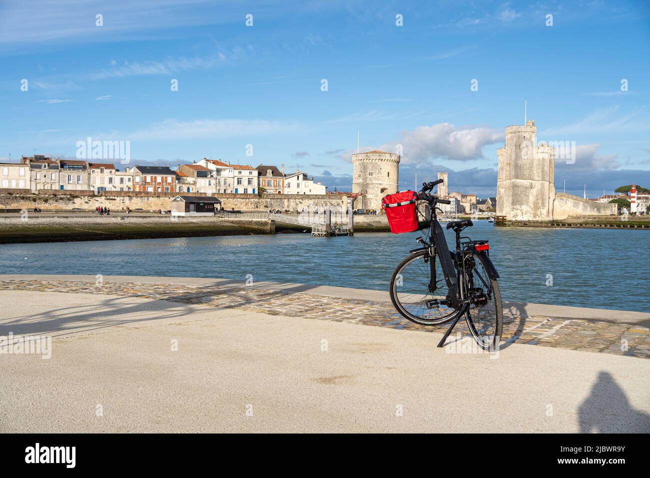 La Rochelle vecchio porto. Vista posteriore di una bicicletta che guarda alla vista della città mentre ci si trova sul punto di osservazione. Foto Stock