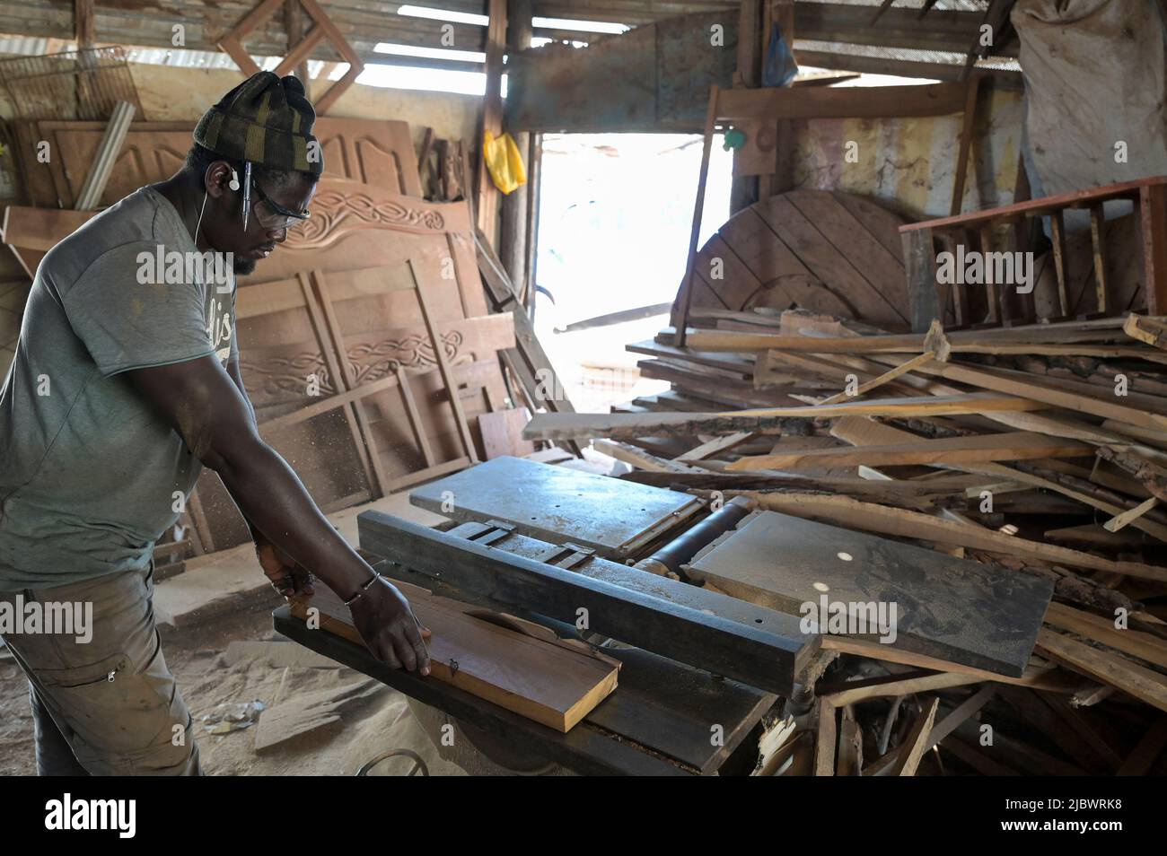 SENEGAL, Casamance, Ziguinchor, falegname fa mobili di legno tropicale / Schreinerei, Tischlerei verarbeitet Tropenholz Foto Stock