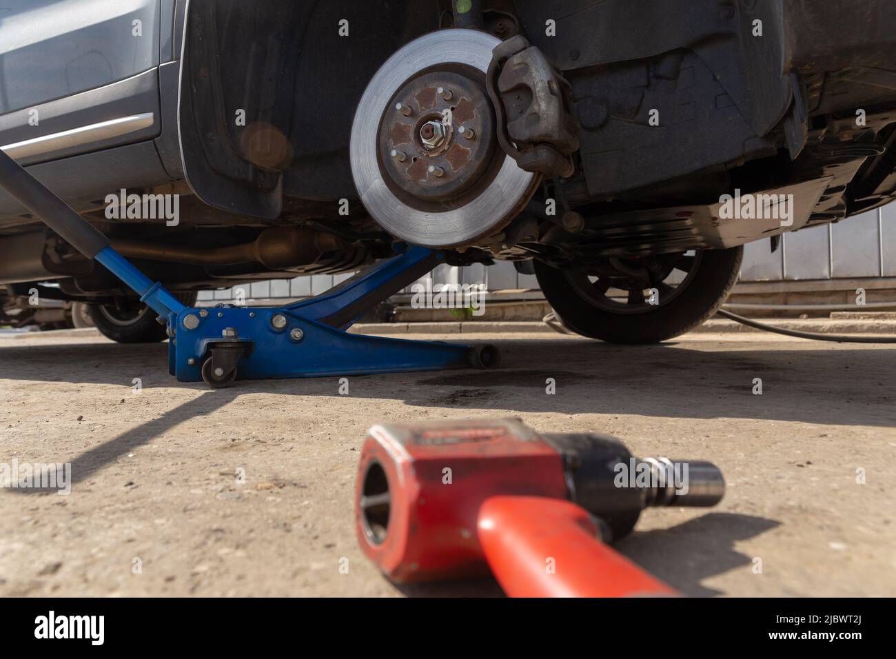 Martinetto idraulico per auto sollevare la nuova vettura per sostituire il  pneumatico. Cambio pneumatici stagionale o concetto astratto di assistenza  Foto stock - Alamy