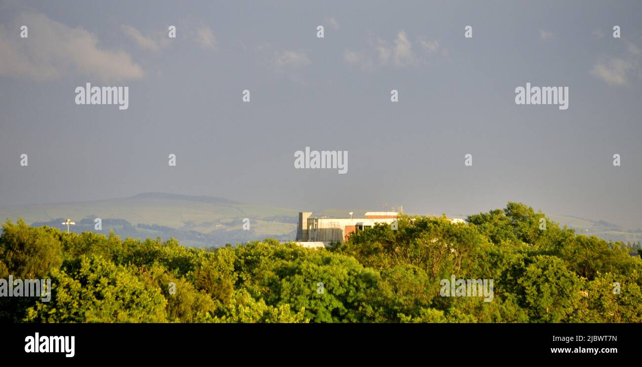 Manchester, Regno Unito. 8th giugno 2022. Guardando verso le colline oltre South Manchester. Sunshine a Manchester, Inghilterra, Regno Unito, Isole britanniche, in una serata di giugno tranquilla e asciutta. Credit: Terry Waller/Alamy Live News Foto Stock