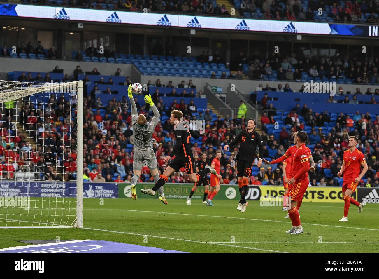 Il portiere Adam Davies del Galles salva le pressioni olandesi come Frenkie De Jong Foto Stock