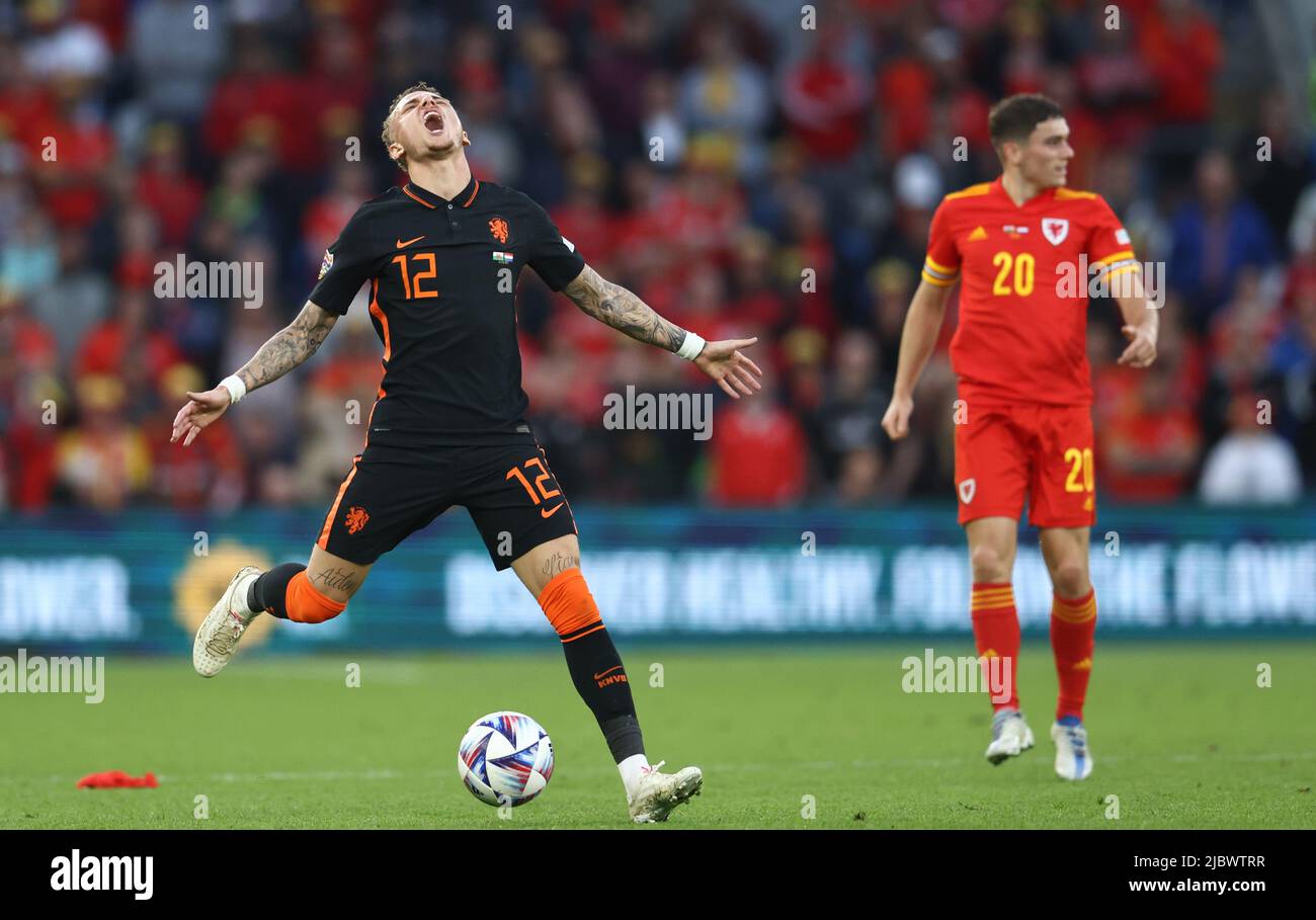 Cardiff, Galles, 8th giugno 2022. Noa Lang of Netherlands reagisce quando la partita si ferma durante la partita della UEFA Nations League al Cardiff City Stadium di Cardiff. Il credito dovrebbe essere: Darren Staples / Sportimage Foto Stock