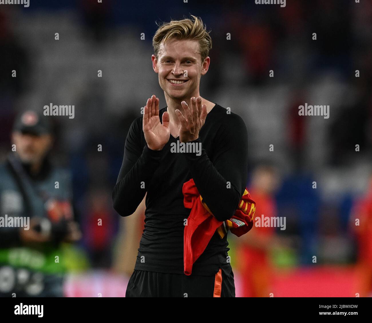 Frenkie De Jong dei Paesi Bassi applaude gli appassionati di viaggio Foto Stock