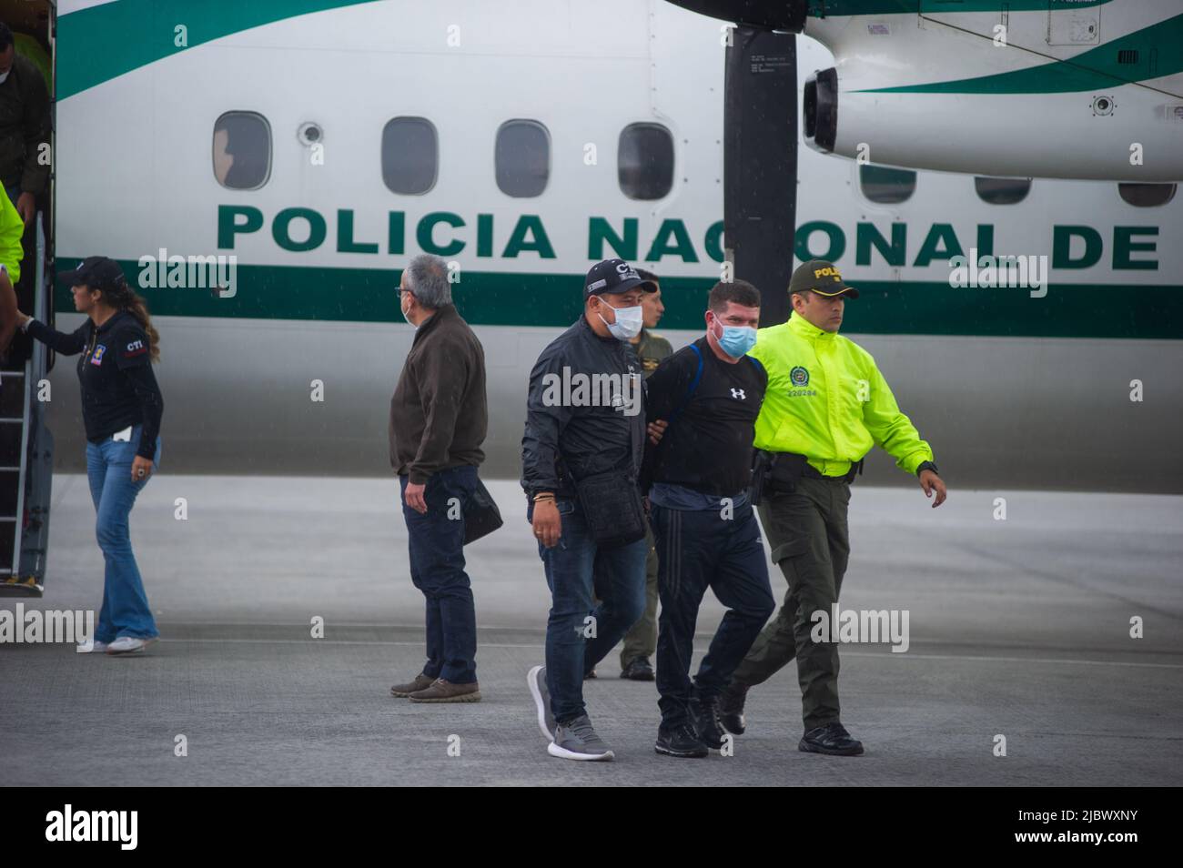 Bogota, Colombia 8 giugno 2022. Le autorità portano Francisco Luis Correa Galeano che, secondo le autorità è implicato nell'assassinio del procuratore paraguaiano Marcelo Pecci, è scortato dalla polizia colombiana, procuratori ufficiali e operazioni speciali comandos al suo arrivo alla 'CATAM' Airbase a Bogotà, Colombia 8 giugno 2022. Foto di: Sebastian Barros/Long Visual Press Foto Stock