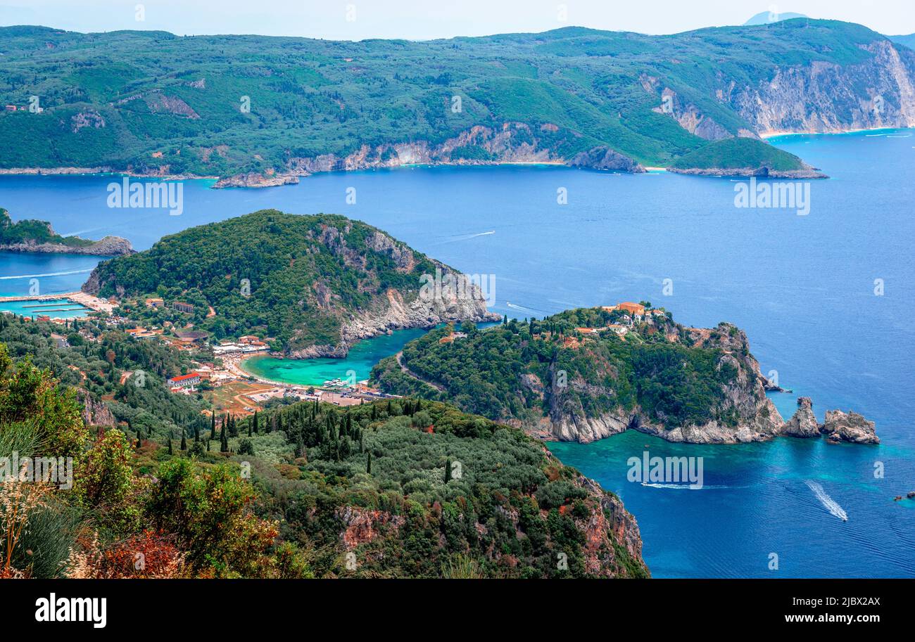 Paesaggio panoramico dell'epoca di Paleokastritsa, a Corfù, in Grecia, con acque cristalline e calette rocciose. Vista mozzafiato da Angelokastro. Foto Stock