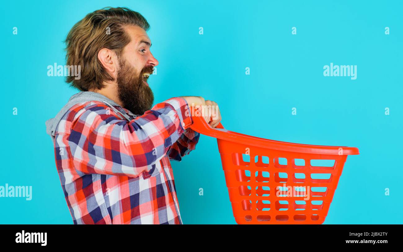 Felice uomo barbato con carrello vuoto. Acquisto di Sprea. Supermercato. Vendita. Sconto. black friday. Foto Stock