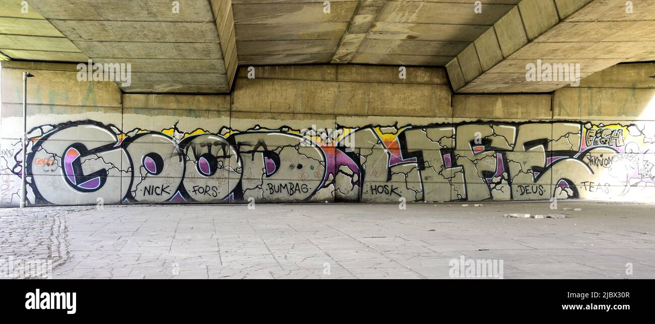 L'arte graffiti su grande scala su un muro sotto la Mancunian Way dice: "Buona vita". Graffiti o Street art Manchester, Inghilterra, Regno Unito. Foto Stock