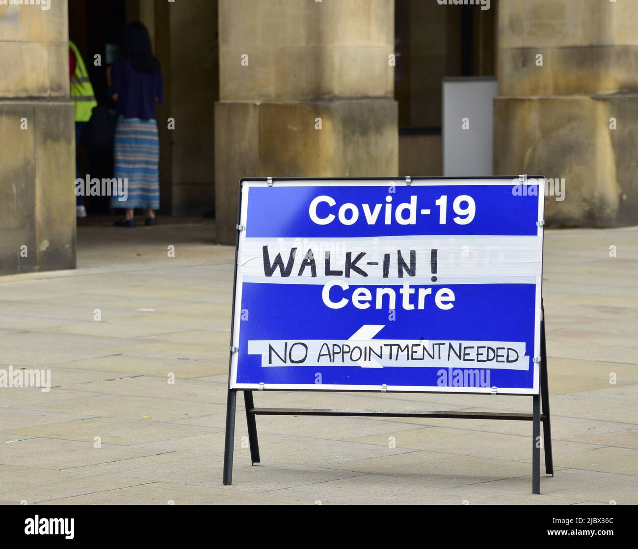 Segno per camminare nel centro per ottenere il vaccino per proteggere contro Covid-19 o Covid o Coronavirus al Municipio di Manchester, Inghilterra, Regno Unito. Foto Stock